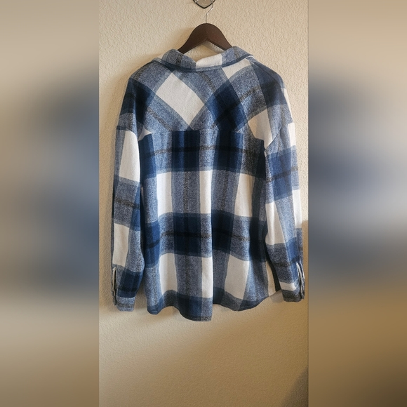 Blue and white plaid fleece shacket - Picture 3 of 5